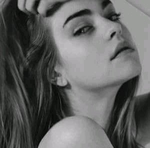 تُسيء لنفسك
عندما ترتمي بكل ثقلك على من لا يقوى حملك
تسيء لنفسك 
مع كل دقيقة تقضيها في انتظار من لا يعنيه حضورك
تسيء ٳلى نفسك
عندما تهتم بمن لا يهتم بك
تسيء ٳلى نفسك
مع كل دقيقة تمضي بالتفكير بمن لم تشغل تفكيره لحظة
فـ كُنْ لنفسك أولاً..وأخيــراً !