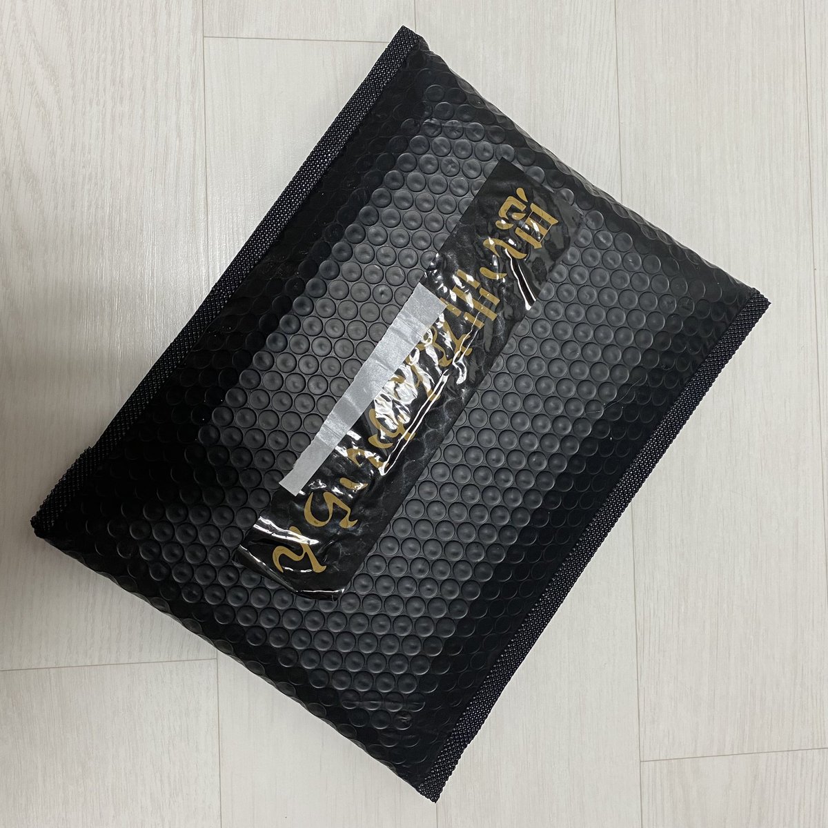 테이프도 너무 소중해서 뒤에 붙였어용ㅎㅎㅎㅎㅎ❤️‍🔥😎