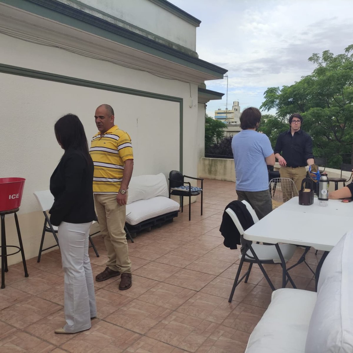 Fx2sf's tweet photo. ¡Así fue nuestra despedida! 🥂
Solo faltaron algunos, pero estábamos la mayoría! Desde Salto, Artigas y Montevideo juntamos a nuestro #TeamFx2 para festejar y despedir otro año 🔃
#HayEquipo #chau2021 #despedida #afteroffice #asadility #softwarefactory #team #team https://t.co/UuAuCz2mCx