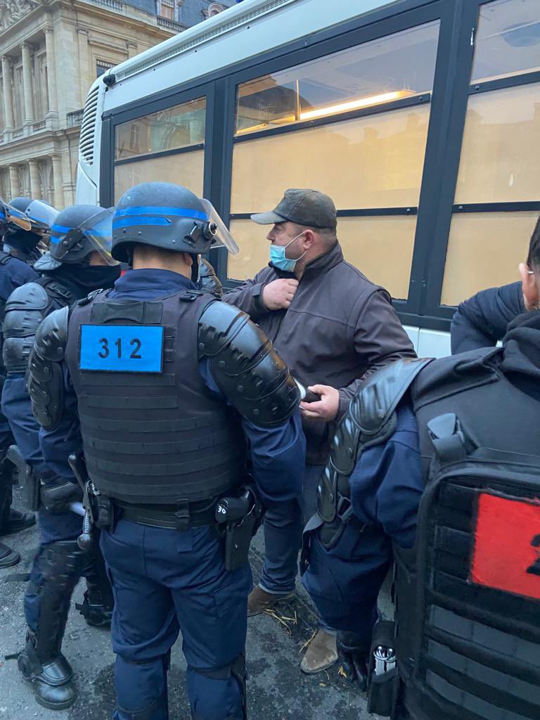 JYBricout's tweet photo. Suite à la manifestation @FnseaGBP de ce matin à Paris pour dénoncer l’excès du principe de Précaution : 70 agriculteurs sont placés en garde à vue !
Nous dénonçons ces méthodes disproportionnées et demandons la libération sans délai de nos camarades  ! 
@GDarmanin J_Denormandie@ https://t.co/l4HoXB3FbM