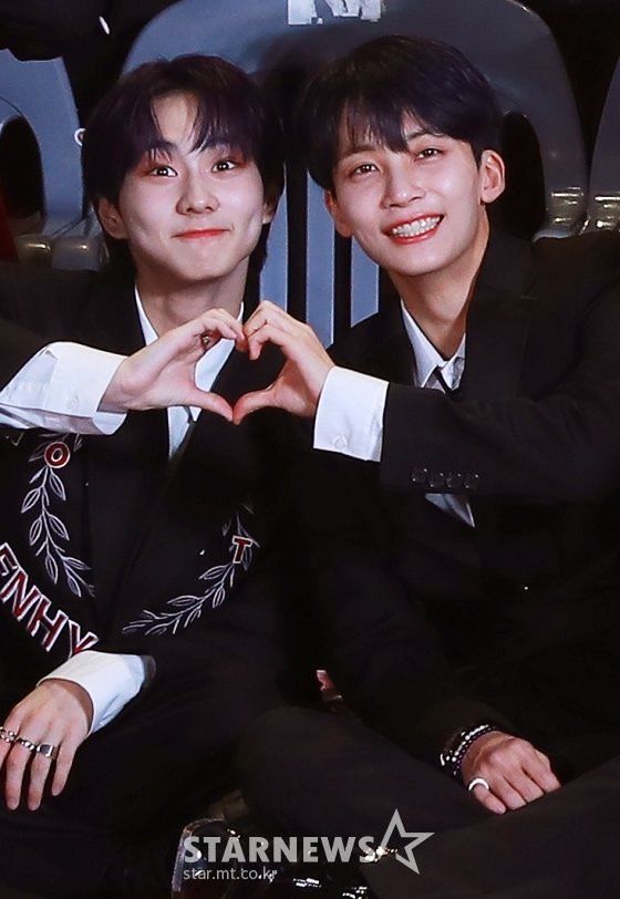 focaljungwon's tweet photo. HELLO WE GOT THE JUNGWON AND JEONGHAN HEART PHOTO😭 https://t.co/K9x6o4NXxa