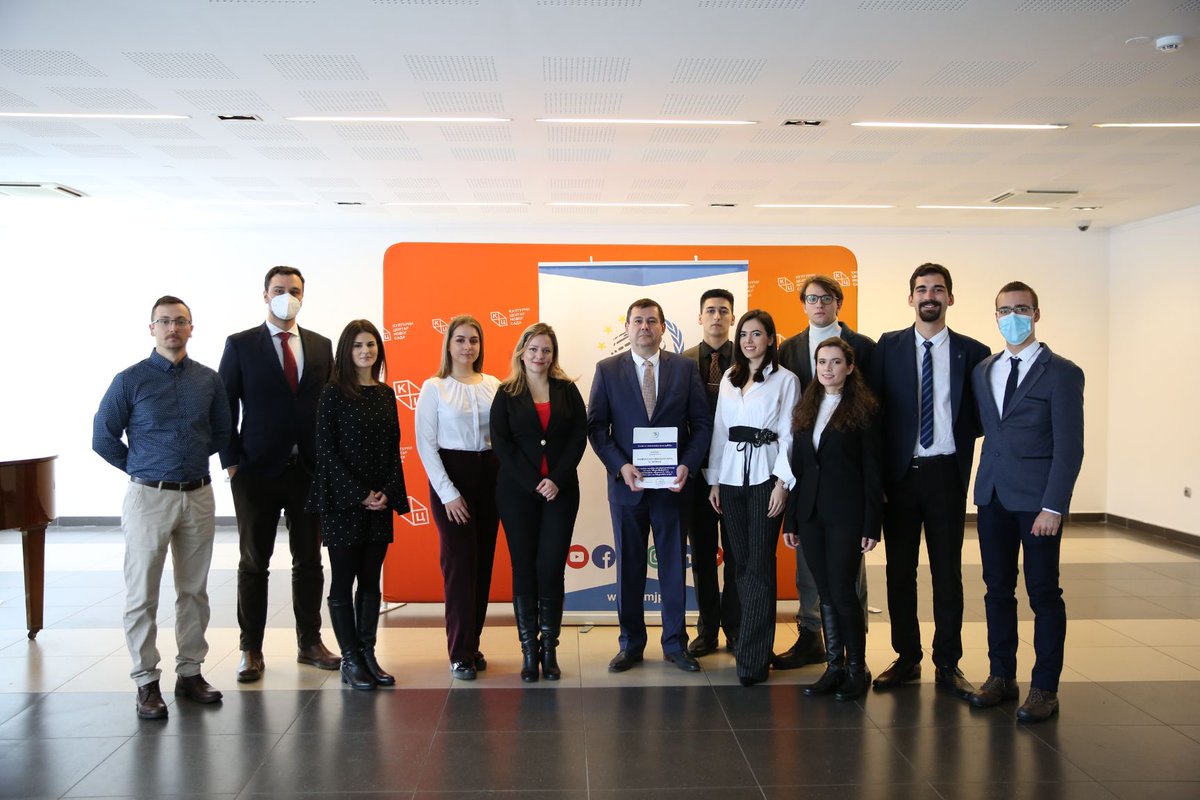 CMJP_online's tweet photo. Novosadski tim CMJP-a uspešno je organizovao diplomatsko predavanje uvaženog i dragog gosta, Nj.E. gospodina Atile Pintera, ambasadora Mađarske na temu "Uloga Mađarske u međunarodnim odnosima 21. veka, uz poseban osvrt na Višegradsku grupu".
#CMJP https://t.co/L6qwK6WBOZ
