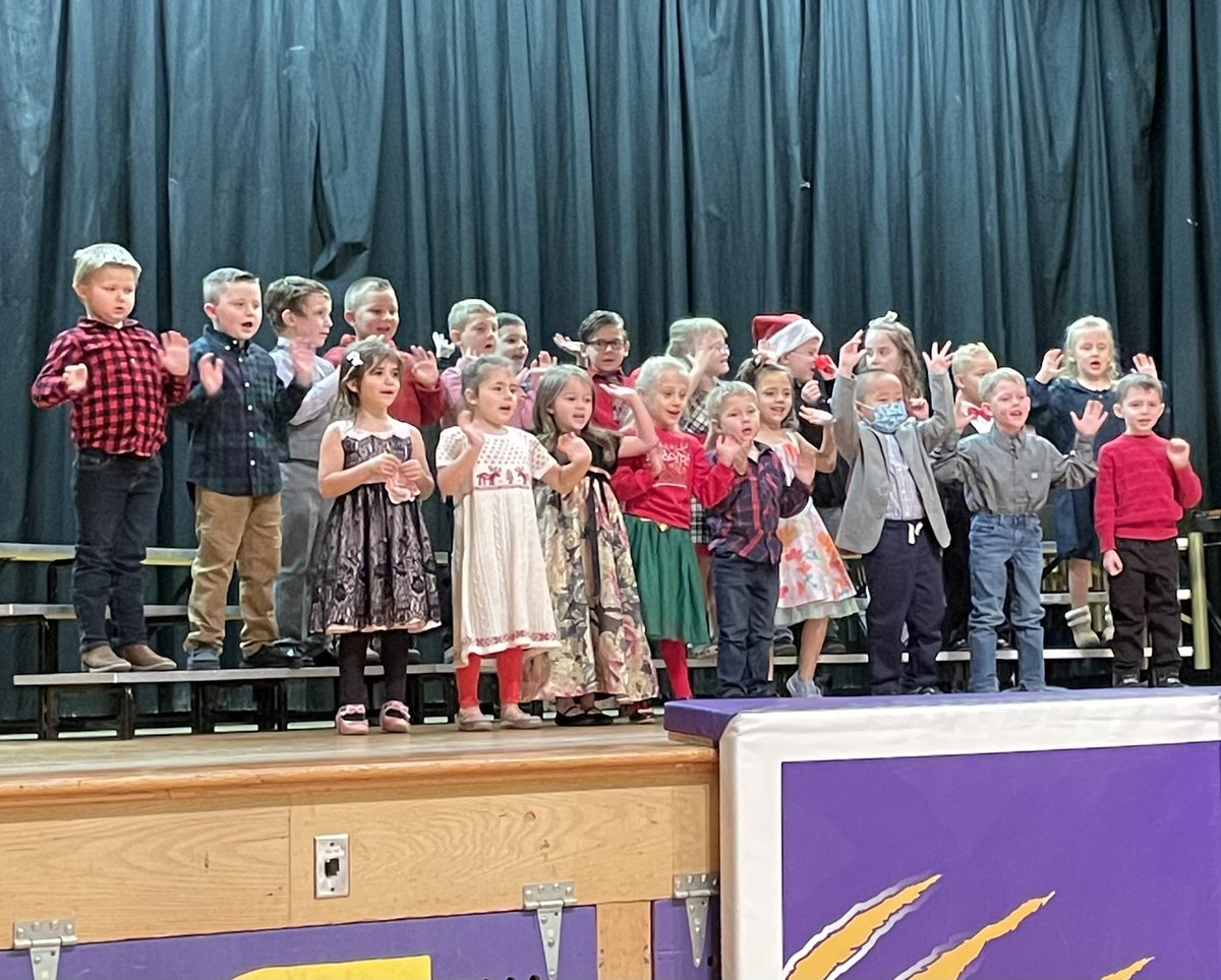 hannah_eiberger's tweet photo. No stage fright with this bunch…Kindergarten “rocked” the Christmas Concert 🎤🎄❤️ #KCErocks @WildKatNation1 @KCEprincipal https://t.co/m7tc9tYraC
