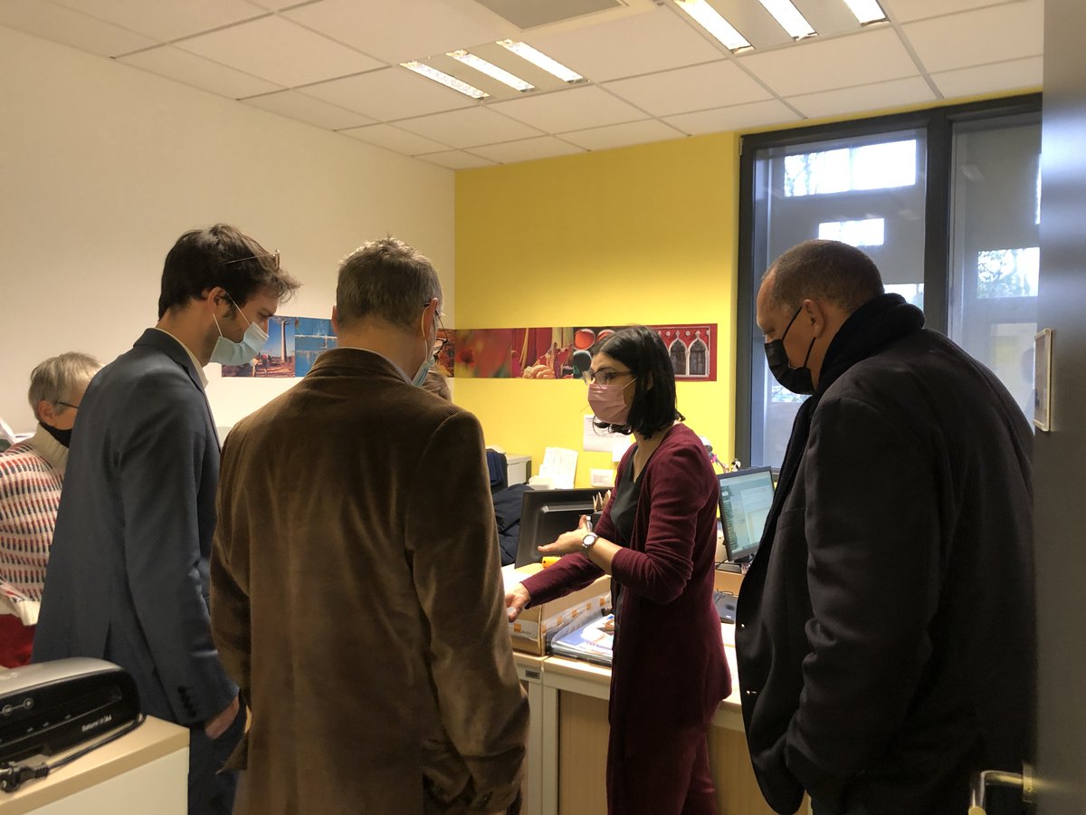 descartes_devin's tweet photo. Nous avons eu le plaisir d'accueillir des entreprises du territoire @aggloPVM pour un #DescartesTour sur le thème du Numérique à @ESIEEPARIS !
📌Salles Blanches,
📌Plateforme hyperfréquences, optique et communications numériques (laboratoire #Esycom)
📌TI-Innovation Gateway https://t.co/4HQ6WMIxuA