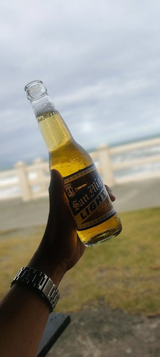 Isang malamig na San Mig Light sa malamig na pasko

#baler