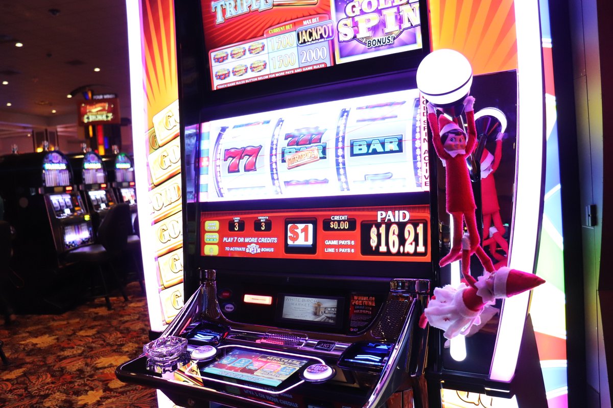 FourWindsCasino's tweet photo. If we both pull at the same time, we'll have double the luck!
#ElfOnTheShelf #FourWindsFun #SlotTime https://t.co/rbtyFYQpFJ