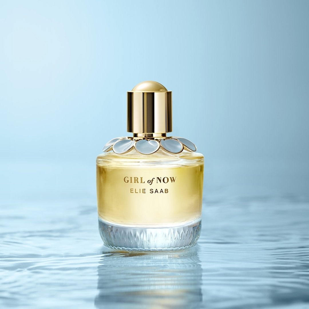 #GirlOfNow starts like an uplifting sparkle with notes of Pear and Mandarin orange. Fresh-roasted Pistachio leads to a unique floral scent created exclusively for Girl of Now: the Ormond Flower. Made of bitter Almond Essence and Orange flower absolute. 

#perfume #scent