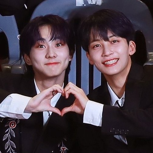 jungwonizer's tweet image. my jungwon and jeonghan!!