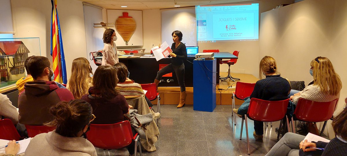 museujoguetcat's tweet image. 📢El projecte, té una clara vocació d’innovació i transformació social a l’espai català #transfronterer El projecte facilitarà la reflexió conjunta en un context cultural compartit sobre educació-aprenentatge i la transmissió dels estereotips de gènere. ℹ️ bit.ly/3DTIjsZ
