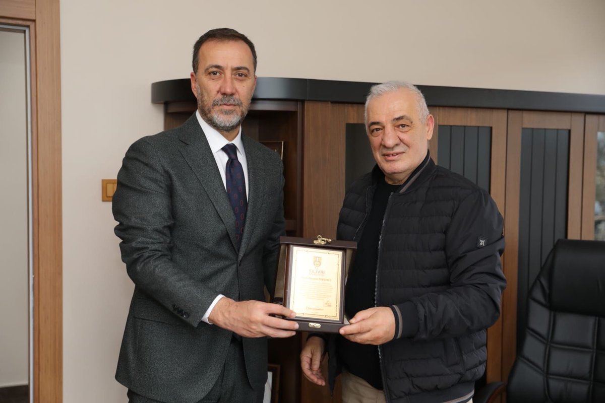 500 dönüm arazimizde ektiğimiz ayçiçeklerimizi, Tekirdağ Muratlı Antalya Yağ Tesislerinde yağ haline dönüştürdük ve bugün teslim aldık.

50.000 litreden oluşan 10.000 teneke ayçiçek yağını, bu yıl da ihtiyaç sahibi ailelerimize dağıtacağız.

Hayırlı uğurlu olsun.