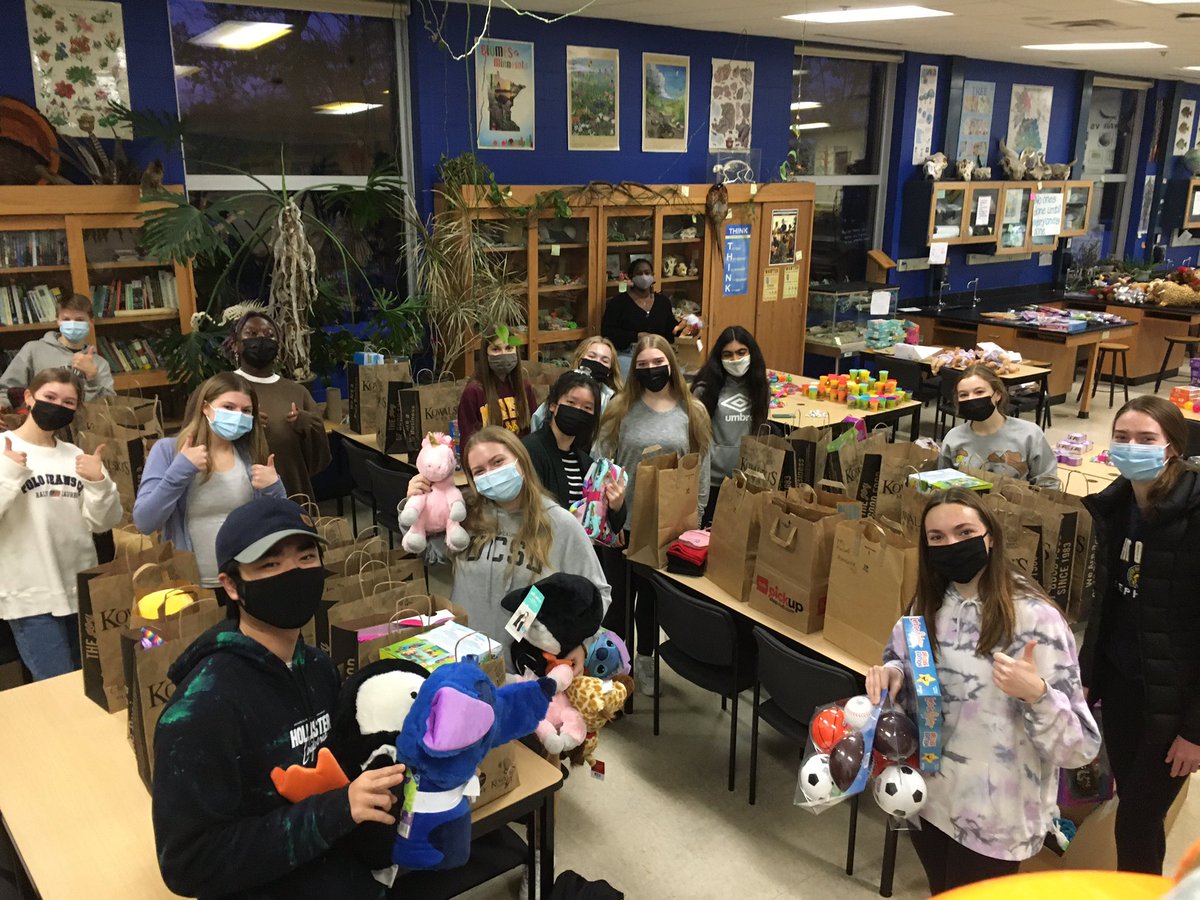 <a href="/MahtSLC/">Mahtomedi SLC</a> is busy packing bags of gifts for students at Jackson Elementary! #WeAre832 <a href="/MahtomediPride/">Mahtomedi Activities</a>