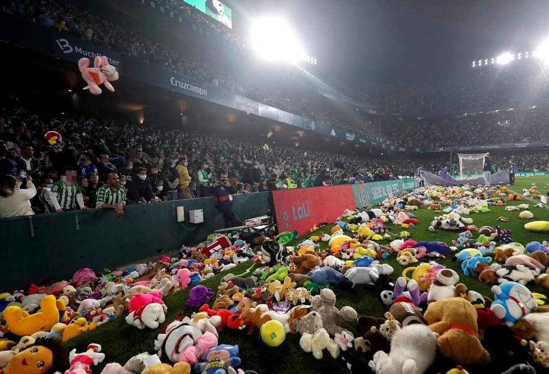 ENORME GESTO 👏🏼
Los hinchas de Betis vuelven a llevarse la ovación del planeta fútbol con su hermosa costumbre.En el estadio Benito Villamarín, se cumplió la  tradición de crear una lluvia de peluches para que los niños más desfavorecidos tengan regalo esta Navidad. BRAVO. 👏🏼👏🥺