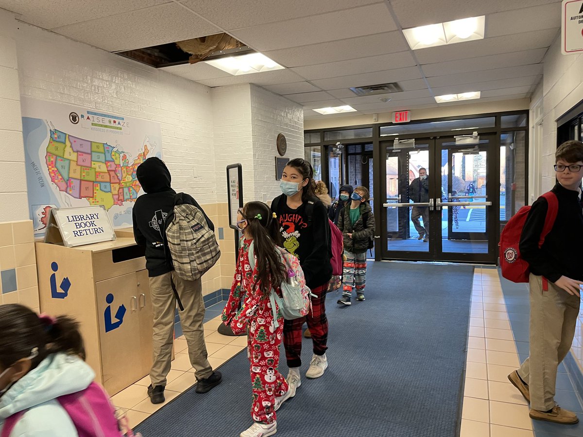 STSTigers's tweet photo. Oh no, I’m not sure how he’s going to get himself out of this one! I think #MrJinglePringles took his Santa surveillance duties a little too serious this time. #elfintheceiling #elfantics #alwayswatching #elfontheshelf2021 @arlingtonOCS https://t.co/2vRIcIvVrv