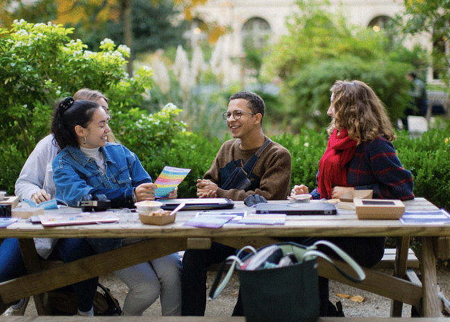 psl_univ's tweet photo. Alors, cette #PSLWeek ? C'était comment ?
➡️3 organisatrices et organisateurs partagent avec vous la façon dont ils ont vécu cette semaine très spéciale : une trentaine de cours avec des étudiants aux profils et formations très différents (sciences, cursus ingénieur, arts…)
⬇️ https://t.co/dDbZHOwxoT