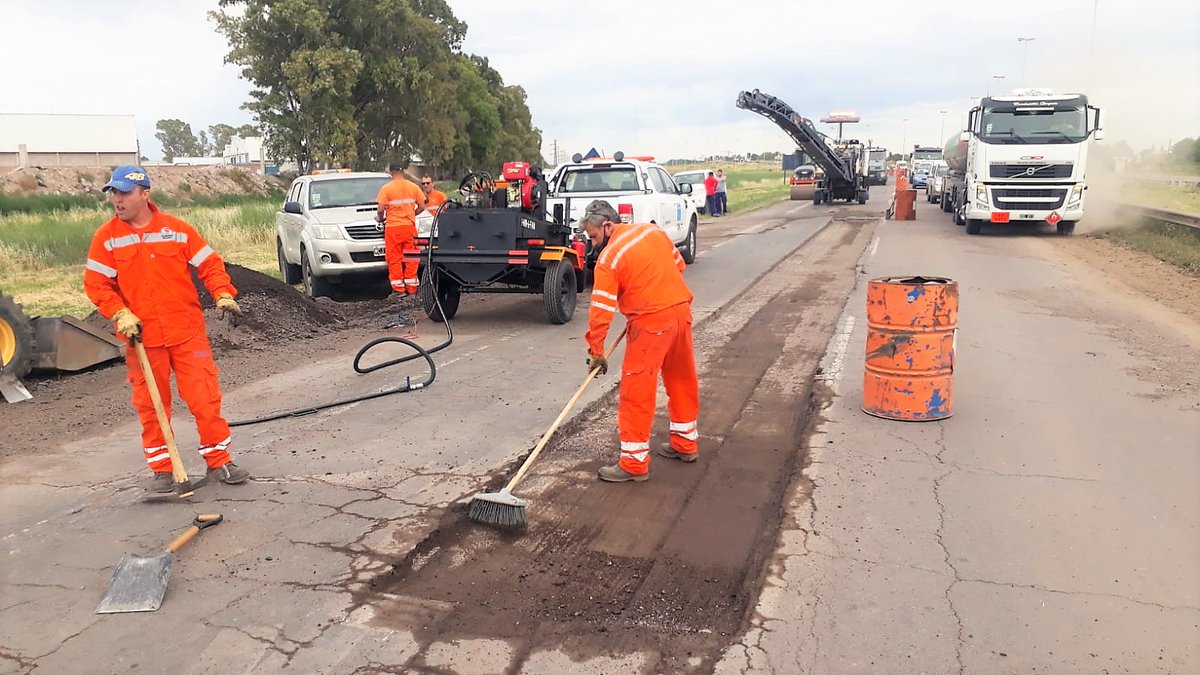 CarinaLambrecht's tweet photo. 🚨Desvío en #RN3 entre Av. Colón y Pedro Pico🚨
🚧Trabajos de bacheo con equipos y personal del #19Distrito
#VialidadNacional
#Conservación
#ResponsabilidadSocial
@gtrankels https://t.co/TemIE3lxWd