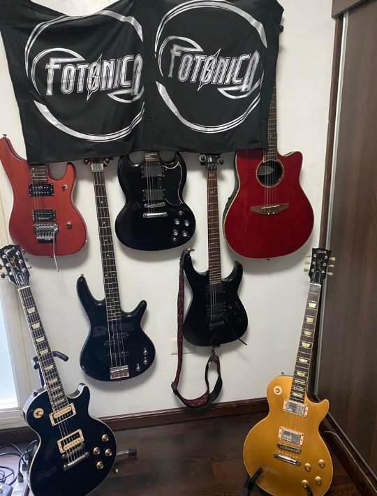 ChicaDeJeans's tweet photo. Con la agradable sorpresa de conseguir esta banda de rock "Fotónica". Con interpretaciones magistarles de covers y creaciones propias de fusiones de rock y grounge.

Los consiguen en Instagram como @fotonicabanda y puedes contratarlos a través de la página.

¡Son lo máximo! https://t.co/uP4S136eRY