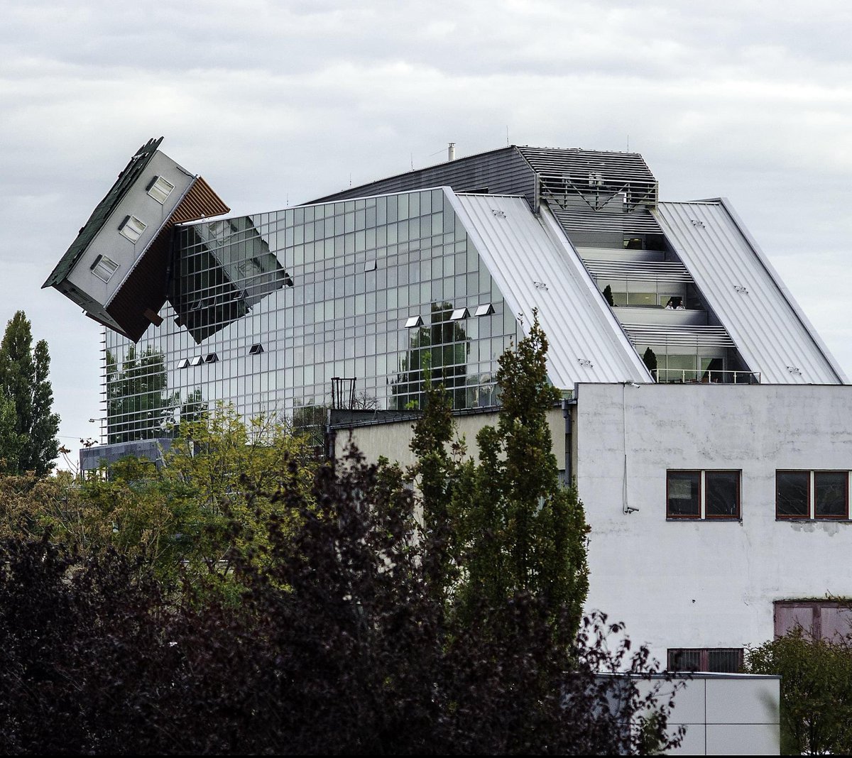 A construction company's office block in Bratislava. Never a dull moment in architecture.
#construction #architecture #innovationdesign