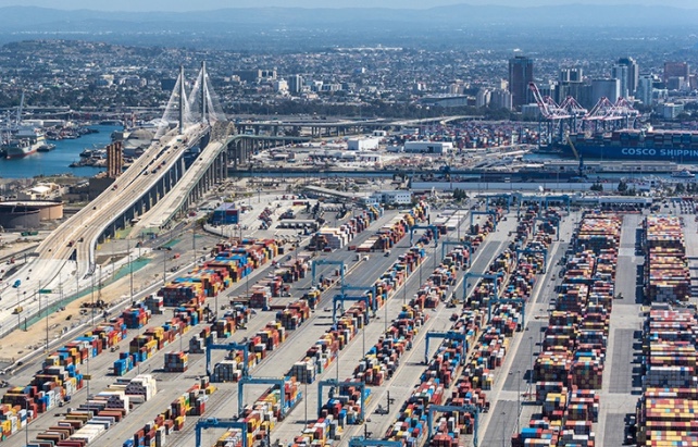 WorldCargoNews's tweet photo. #Port of #Long_Beach is still posting impressive numbers, but throughput declined in November as the port struggles with congestion. https://t.co/7etkLlNAyR https://t.co/gu5FZ60Go0