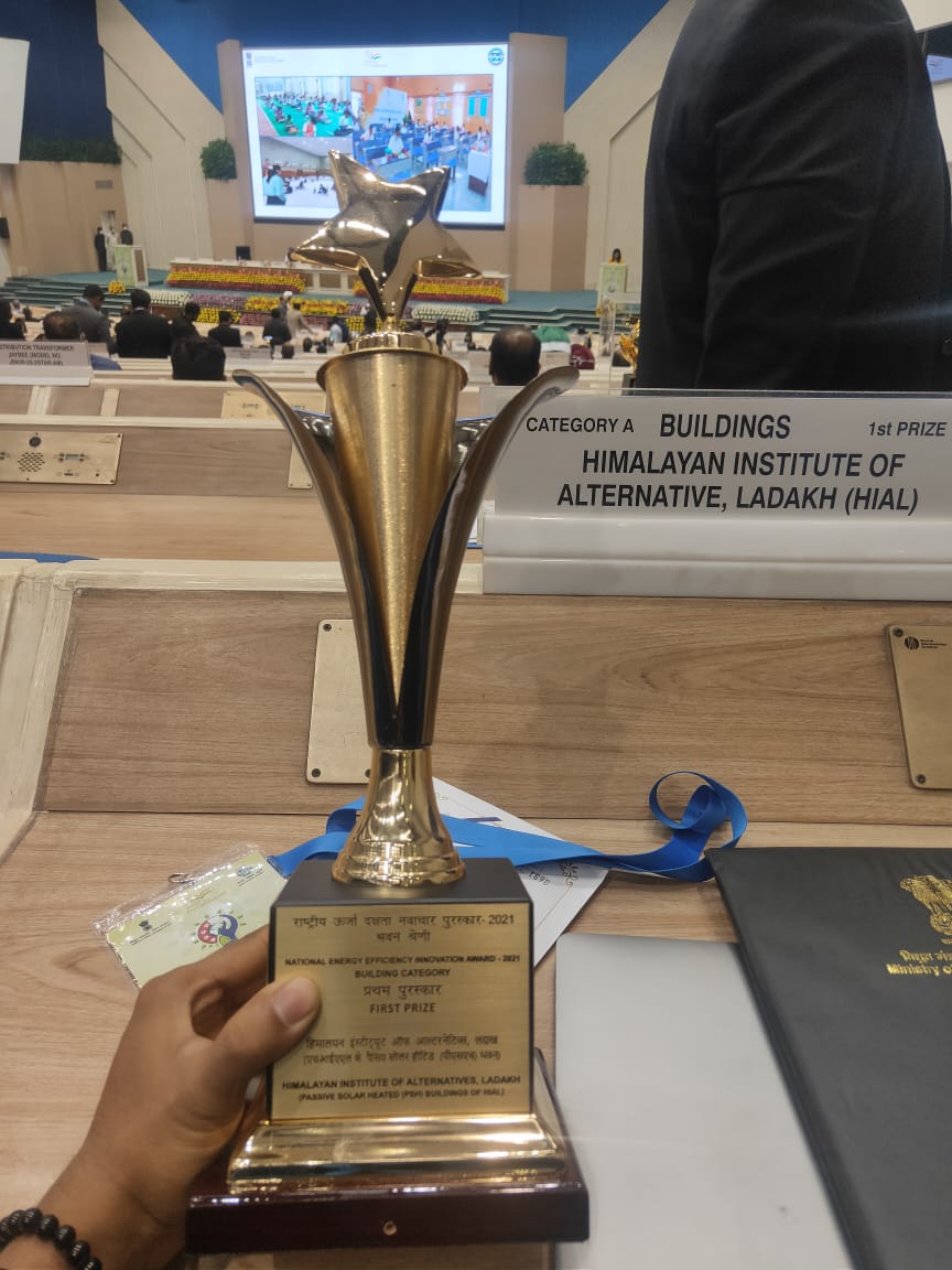 Wangchuk66's tweet photo. HIMALAYAN INSTITUTE OF ALTERNATIVES, LADAKH
Our alternative universtiy #HIAL just bagged the National Energy Efficiency Innovation Award 2021 for its #PassiveSolar buildings
I congratulate the entire team &amp; whole of Ladakh
#ClimateAction #ILiveSimply 
@ClimateReality @UNEP https://t.co/EidICktpFx