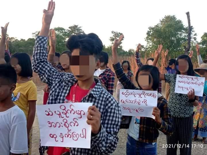 2021Revtweets's tweet photo. Locals and Basic Education Strike committee of Myaing Tsp staged a joint protest demanding the immediate fall of military dictatorship. 
#HelpPoliticalPrisoners
#Dec14Coup  
#WhatsHappeningInMyanmar https://t.co/CAqZq6GHBk
