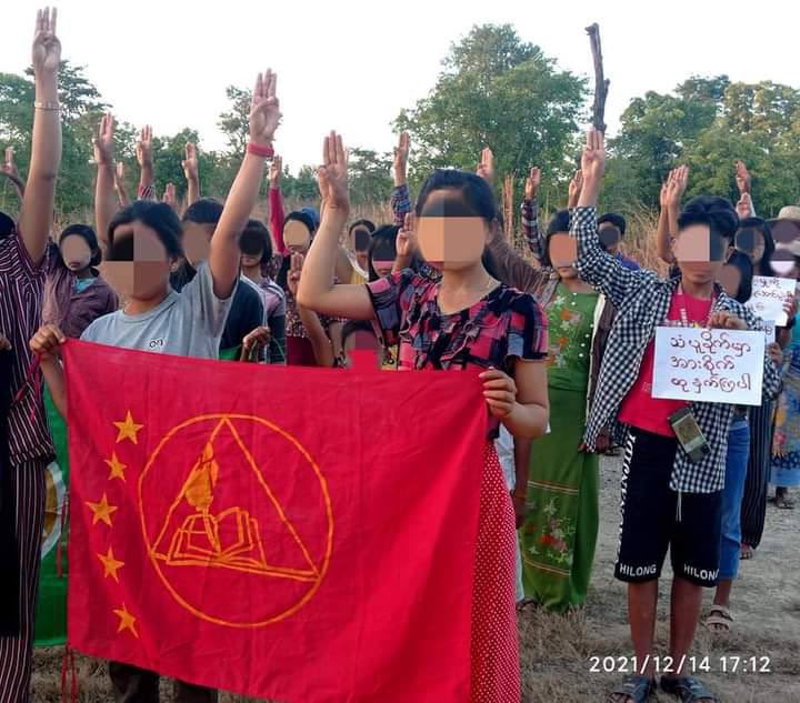 2021Revtweets's tweet photo. Locals and Basic Education Strike committee of Myaing Tsp staged a joint protest demanding the immediate fall of military dictatorship. 
#HelpPoliticalPrisoners
#Dec14Coup  
#WhatsHappeningInMyanmar https://t.co/CAqZq6GHBk