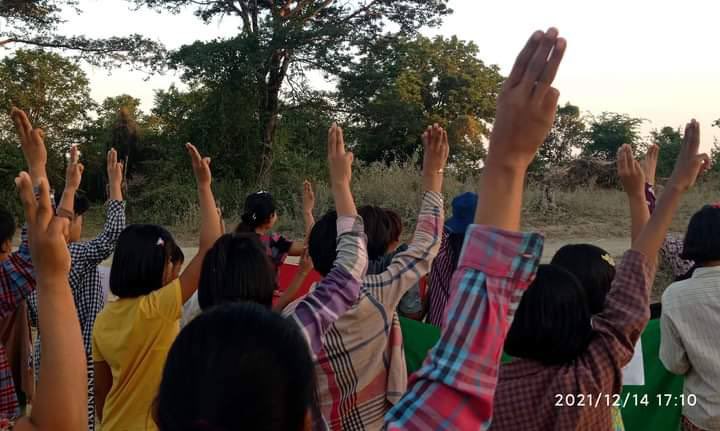2021Revtweets's tweet photo. Locals and Basic Education Strike committee of Myaing Tsp staged a joint protest demanding the immediate fall of military dictatorship. 
#HelpPoliticalPrisoners
#Dec14Coup  
#WhatsHappeningInMyanmar https://t.co/CAqZq6GHBk