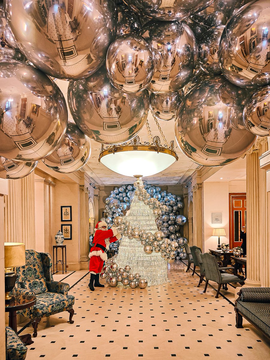 TheLanesborough's tweet photo. Look who came to visit The Lanesborough!🎅 @ClausLondon #ChristmasInLondon #SantaClausIsComingToTown #VisitLondon https://t.co/nP7LSuwUX7