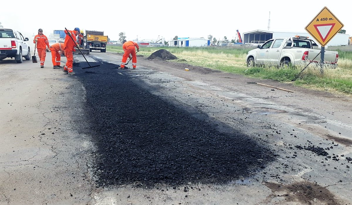 CarinaLambrecht's tweet photo. 🚨Desvío en #RN3 entre Av. Colón y Pedro Pico🚨
🚜Trabajos de bacheo con equipos y personal del #19Distrito
#VialidadNacional
#Conservación
#ResponsabilidadSocial
@gtrankels https://t.co/12AL42R24l