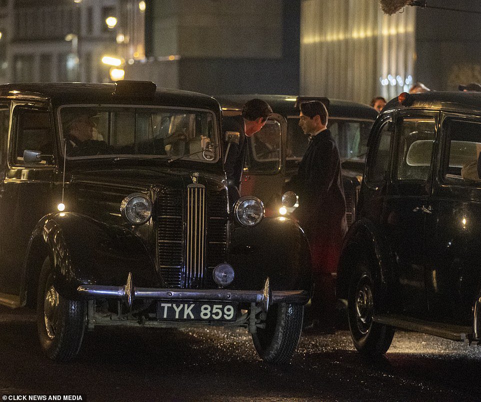 HSFILMSHISP's tweet photo. 📸| Harry, Emma Corrin y David Dawson re-grabando escenas de ‘My Policeman’ esta semana. https://t.co/bUvSTe1SGn