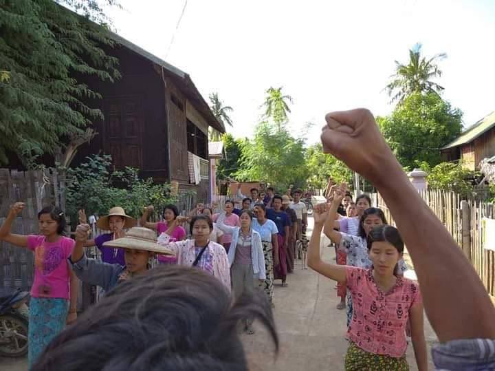 si_thu1's tweet photo. Never Cold-blooded Shwe Nwe Thway Thway strike staged their unrelenting marching protest in defiance of military council this evening. #HelpPoliticalPrisoners #Dec14Coup #WhatsHappeningInMyanmar https://t.co/Nq6WQu56cI