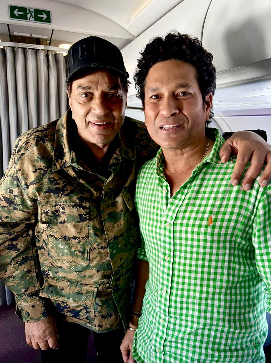 aapkadharam's tweet photo. Desh ke gauravshaali Sachin se aaj  achanak hawai jahaz mein mulaqat ho gai ….Sachin jab jab mila mujhe hamesha mera pyaara beta ban ke mila….. Jeete raho, Love 💕 you Sachin. https://t.co/pDpSD9Jnp3