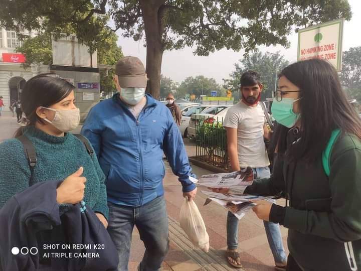 Hnineilwin2397's tweet photo. Burmese activists in New Delhi launched the 'India for Myanmar' initiative by handing out pamphlets to raise awareness of the military council's human rights violations in Myanmar. #HelpPoliticalPrisoners #Dec14Coup   #WhatsHappeningInMyanmar https://t.co/SR5XtuEPwj https://t.co/ZjACSCFl2L