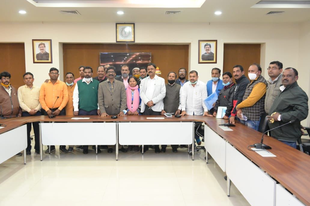 bebidevi_mla's tweet photo. अगर 65000 पारा शिक्षकों (सहायक अध्यापक) के मुख पर संतोष और हर्ष है तो हमारे मुख्यमंत्री श्री @HemantSorenJMM जी और मैं भी खुश हूँ।
एकीकृत पाराशिक्षक संघ के प्रतिनिधियों के साथ सार्थक, सकारात्मक सफल वार्ता के लिए सभी का आभार। प्रयासरत रहूँगा आगे भी जब तक मैं हूँ और हमारी सरकार है। https://t.co/UccBSRfLtV