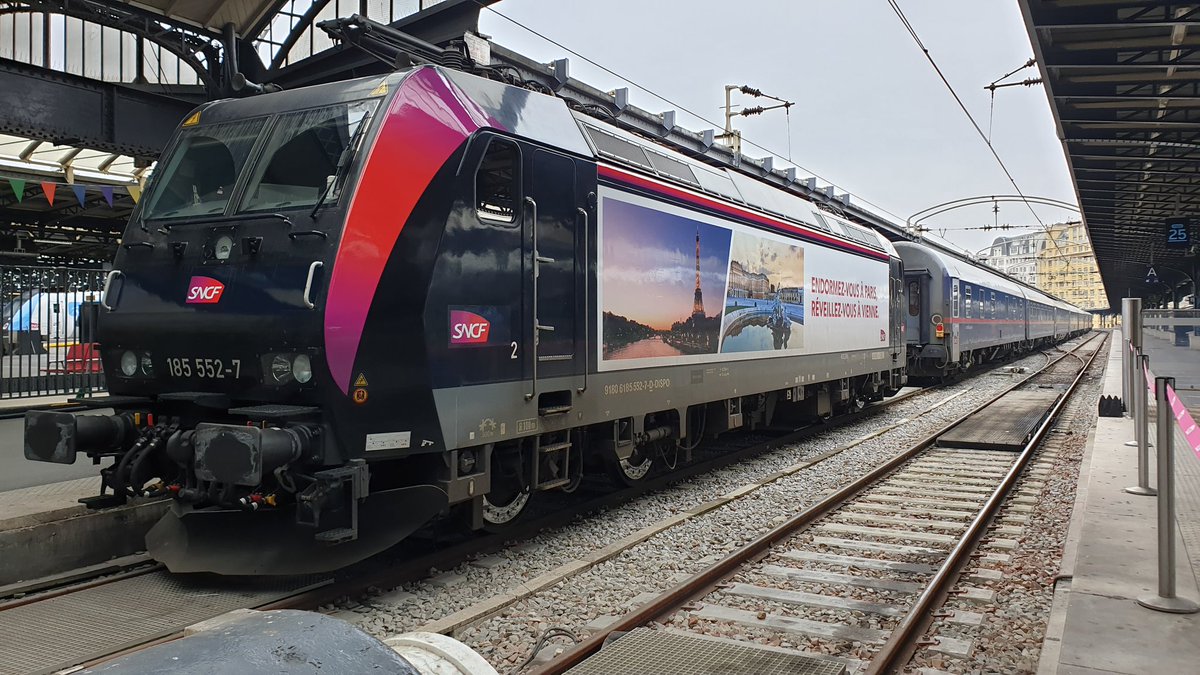 monini_en_train's tweet photo. La BR185 552 à Paris gare de l'Est ce jour dans sa nouvelle livrée. 
#BR185 #traindenuit #Nightjet #SNCF https://t.co/TEX4CzLETB