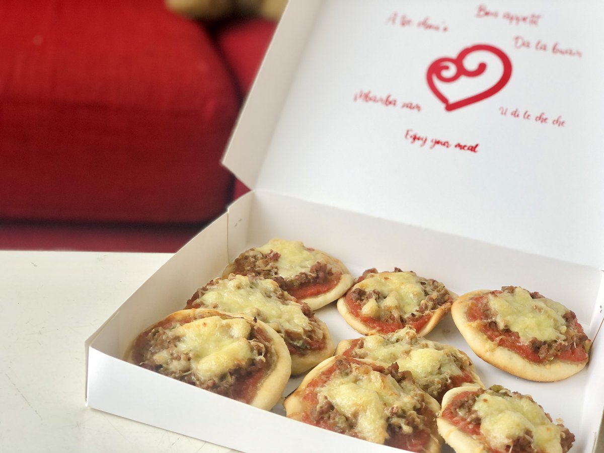 LeelouBabyFood's tweet photo. Comment dit-on "bon appétit" en votre langue maternelle ? 
La réponse est-elle sur notre carton à pizza ? 👀

#MenuJunior #Pizza #LeelouKids https://t.co/BYOLXw1TWd