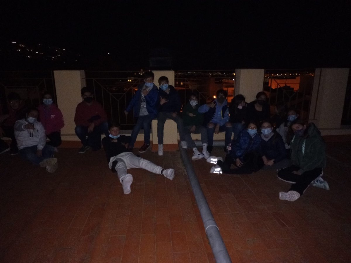 MInmaculadaJ's tweet photo. Els alumnes de 1r d'ESO hem fet una observació astronòmica amb el telescopi del cole.Hem pogut veure amb detall els cràters de la lluna, el planeta Venus o els satèl·lits de Júpiter i, a simple vista, els planetes Venus,Saturn i Júpiter alineats amb la Lluna.Tot un espectacle https://t.co/Prgnt7nIFH