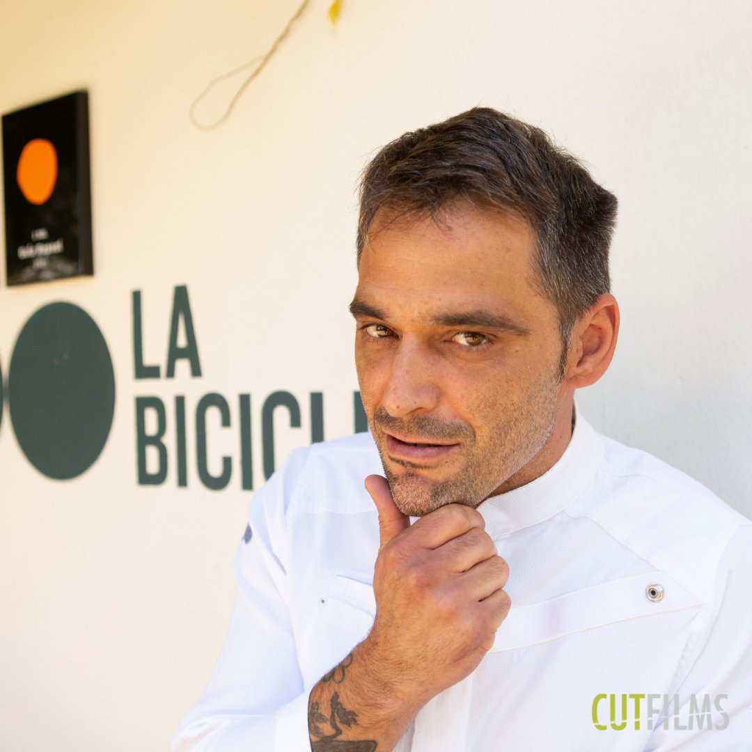 cut_spain's tweet photo. Nuestro último trabajo gastronómico junto a este gran fenómeno, el 𝗰𝗵𝗲𝗳 👨🏽‍🍳  Eduardo Quintana para @la_bicicleta_restaurante
 
🎥 Un completo artesano de la gastronomía que todos querríamos tener en nuestras casas🤤

#restaurantelabicicleta #estrellamichelin #chef https://t.co/mKhY46JEon