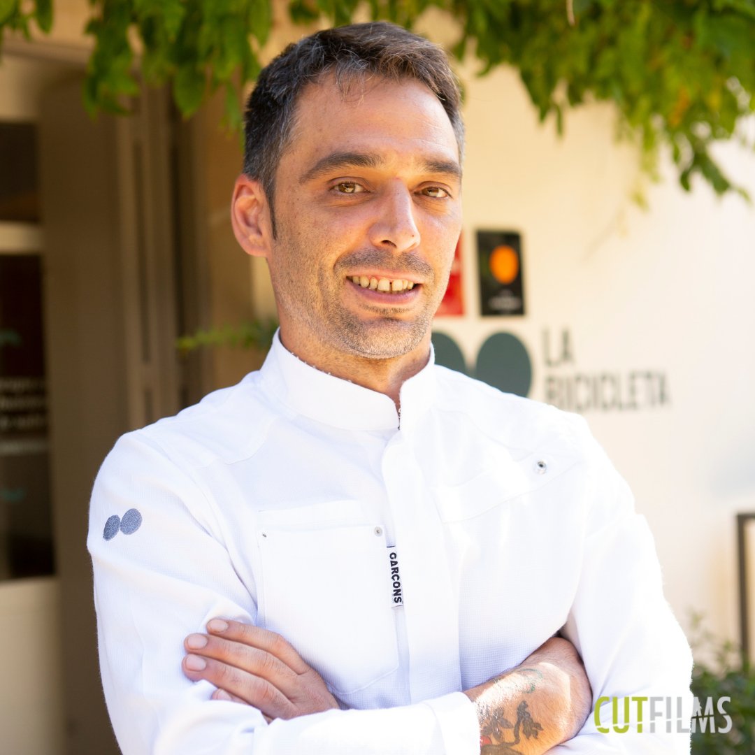 cut_spain's tweet photo. Nuestro último trabajo gastronómico junto a este gran fenómeno, el 𝗰𝗵𝗲𝗳 👨🏽‍🍳  Eduardo Quintana para @la_bicicleta_restaurante
 
🎥 Un completo artesano de la gastronomía que todos querríamos tener en nuestras casas🤤

#restaurantelabicicleta #estrellamichelin #chef https://t.co/mKhY46JEon