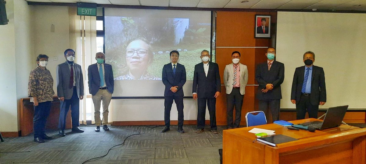 I'm a Doctor of Urban and Regional Planning now !! Succesfully defended my dissertation with honor (cum laude) today.