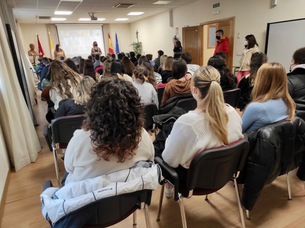 salesianosdosa's tweet photo. Debido al aumento del número de casos de depresión, ansiedad y suicidios entre los jóvenes y por la importancia de la formación sobre salud mental, desde el Departamento de Orientación del centro se han organizado unos talleres de salud mental para alumnos de FP. https://t.co/w4JhgyziiY