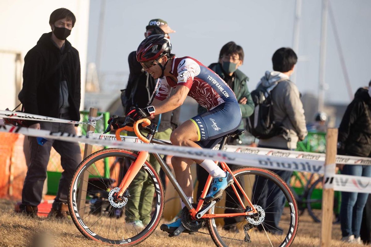 2021年シクロクロス全日本選手権、3位でレースを終えました🙌表彰台にまた登れるパフォーマンスにまで持ってこれたことが嬉しい。そして、悔しい。たくさんの応援、本当にありがとうございました🙇‍♂️
📸 ©︎MakotoAyano/cyclowired