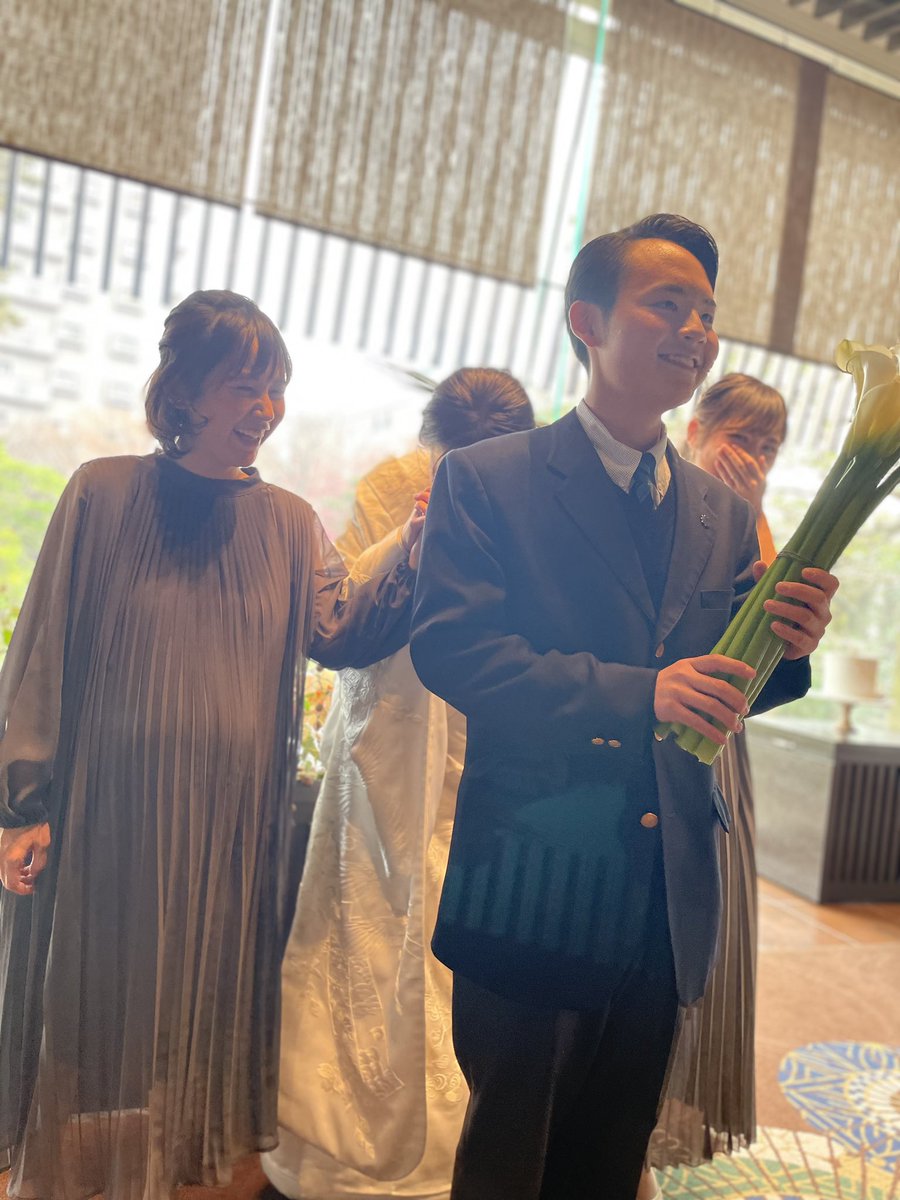 __ma_na's tweet photo. 私ごとですが、先日 結婚式を挙げました。
あんな小ちゃかったマサヒロ。高校生になって姉弟の中で一番背が高くなりました。
当日は私のためにかっこいいサプライズまで用意してくれてて。感動。涙。。もうすっかりしっかり者のお兄さんです。これからもよろしくね。 https://t.co/iyTGPnBEo7