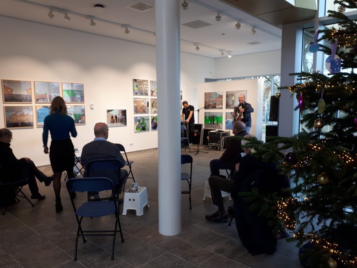 Rotonde de Berenkuil is inmiddels versierd met prachtige schilderingen. Vandaag waren de senioren te gast, wiens verhalen nu op de rotonde vereeuwigd zijn. In de Zinder Expo zijn t/m 14 januari de beelden te zien!