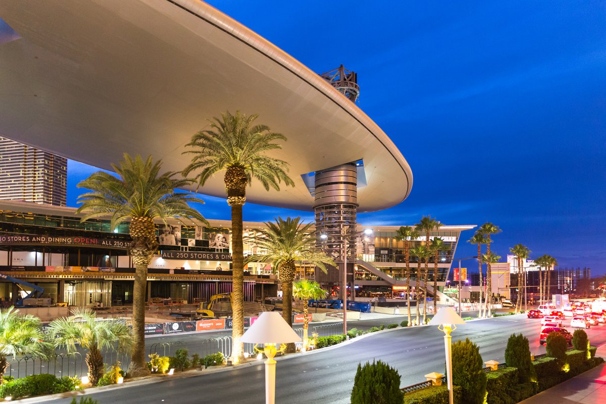 TrumpLasVegas's tweet image. Holiday shopping is in full swing in Las Vegas! Minutes from our resort, Fashion Show Mall is bustling with seasonal shoppers.