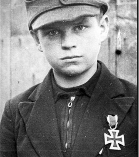 jcvergarablog's tweet photo. La Alemania Nazi peleaba con niños en sus últimos días. A este niño lo condecoraron con la Cruz de Hierro, 1945.

#historia #historico #fotoshistoricas https://t.co/1Ja4kFJrJh
