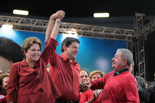 Companheira de tantas lutas, o melhor ainda está por vir. Parabéns, presidenta <a href="/dilmabr/">Dilma Rousseff</a> 
📷 Revista Veja