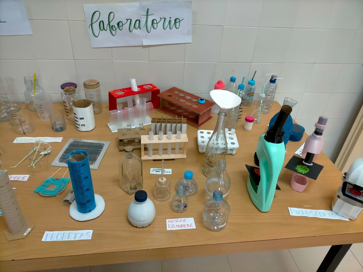 ciamariavigo's tweet photo. La exposición del material de laboratorio del alumnado de 2°ESO en #fisicaquimica, elaborado con #reciclaje, ya está siendo visitada por el resto de niveles educativos #ODS #objetivo13: Reciclando contribuimos a la acción contra el clima #nohayplanetaB #EpDH #PEG @cmariaeducacion https://t.co/krS4YMgHli