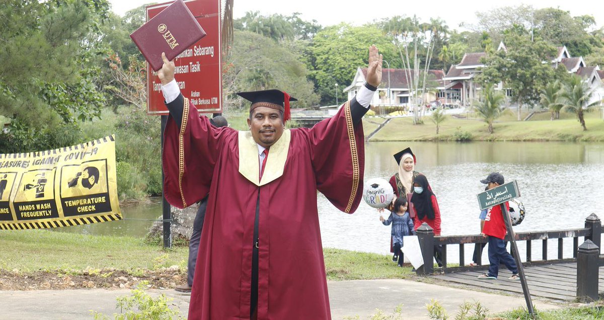 jkrtmerah's tweet photo. Tahniah diucapkan kepada Jurutera Jajahan  atas Penganugerahan Sarjana Kejuruteraan Awam Master Of Engineering (Civil) Majlis Konvokesyen Ke-64, Universiti Teknologi Malaysia.
#JasaKepadaRakyat #TuanJJKebanggaanKami #MasterOfEngineering #utm64convocation #JKRians #JKRVENGERS https://t.co/dtQZr80JUR
