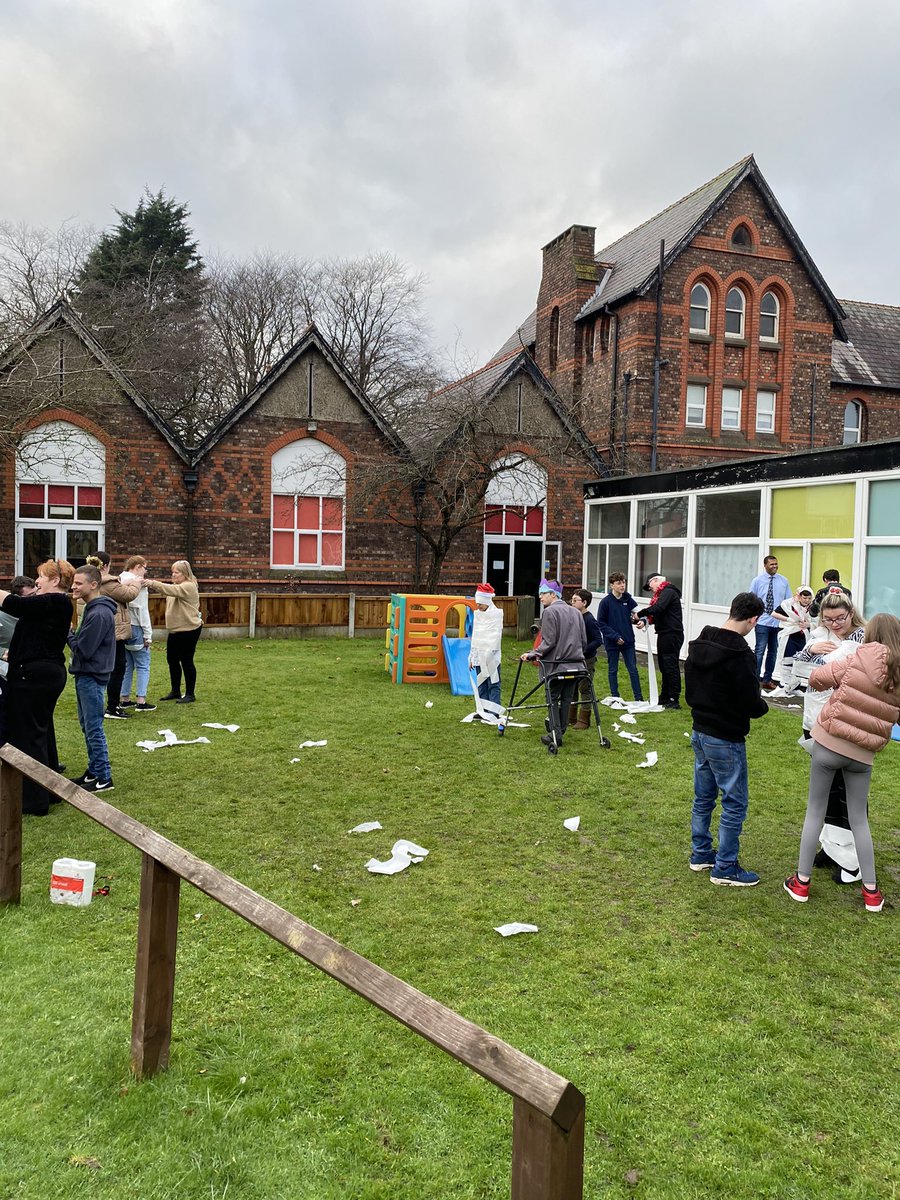 StVincentsL12's tweet image. More fun and games this afternoon! @berniebuckle2 @norah_warburton @davidstvin @DrJohnAPatters1 ☃️ 🎄