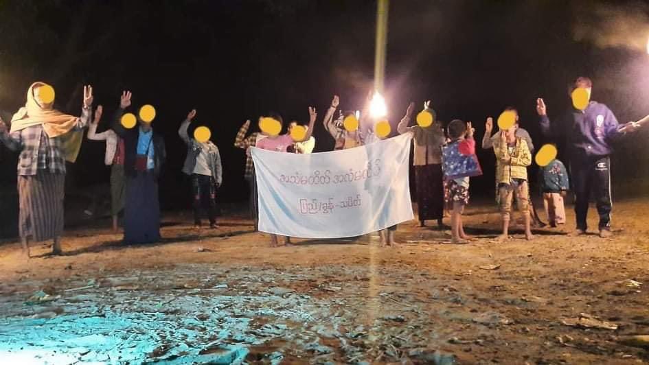 katycho22222's tweet photo. #Pyigyitagon, #Mandalay Region: A buddhist monk and a group of pro-democracy youths staged daily night protest movement to reject Military Tyranny.🙏🏾🙏🏾🙏🏾
#HelpPoliticalPrisoners #Dec24Coup
#WhatsHappeningInMyanmar https://t.co/xWGAb359gm